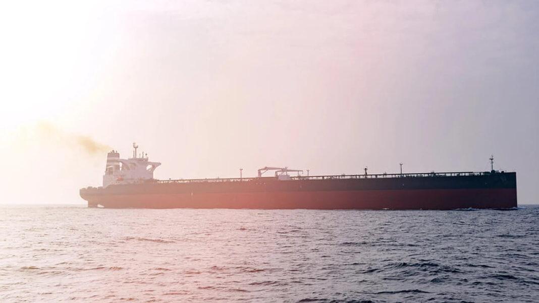 Ормузский пролив под контролем Ирана начал частично открываться для международных танкеров Танкер