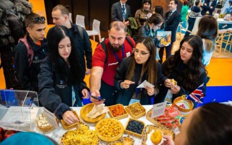 Участники форума пробуют национальную кухню Казахстана