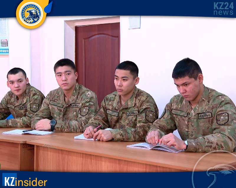 10 молодых людей