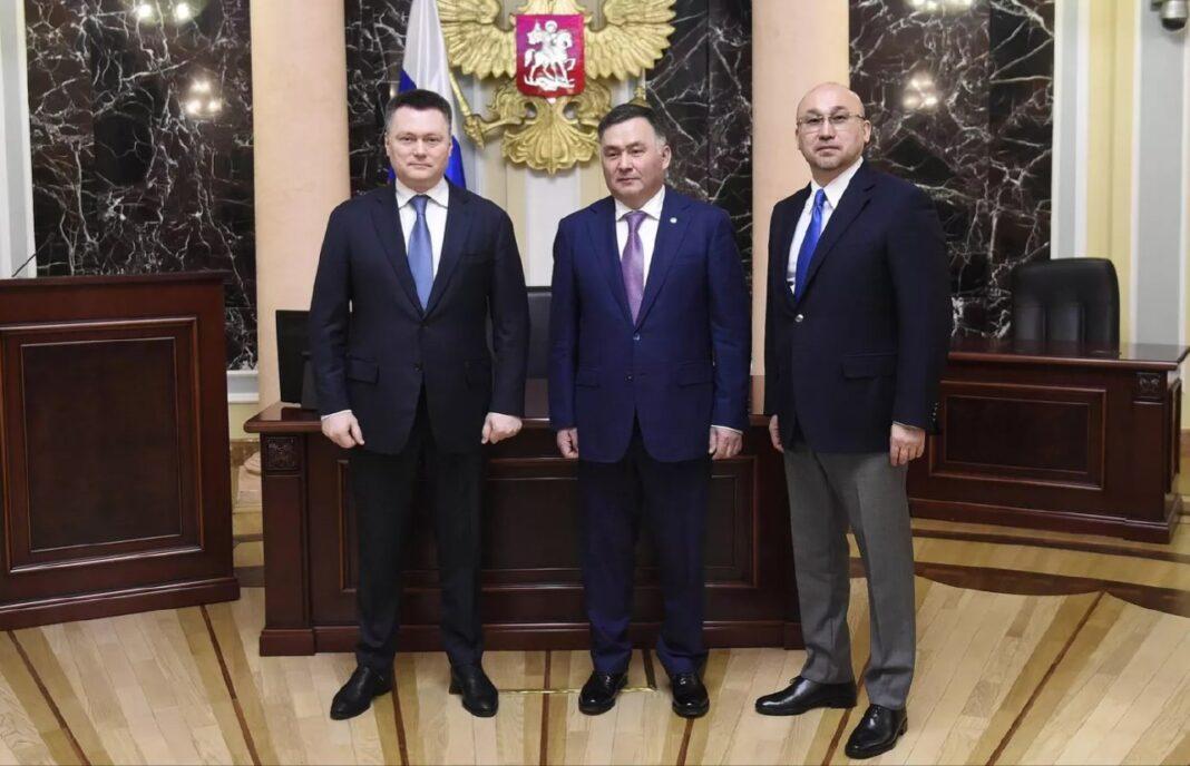 Главы Верховного суда России и Казахстана Игорь Краснов и Асламбек Мергалиев, а также посол Казахстана в РФ Даурен Абаев