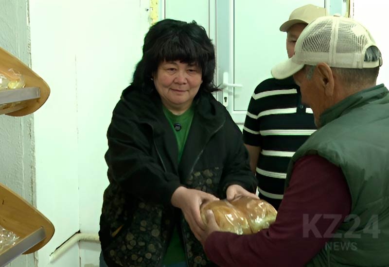 в Ботакаре предприниматель раздаёт бесплатный хлеб