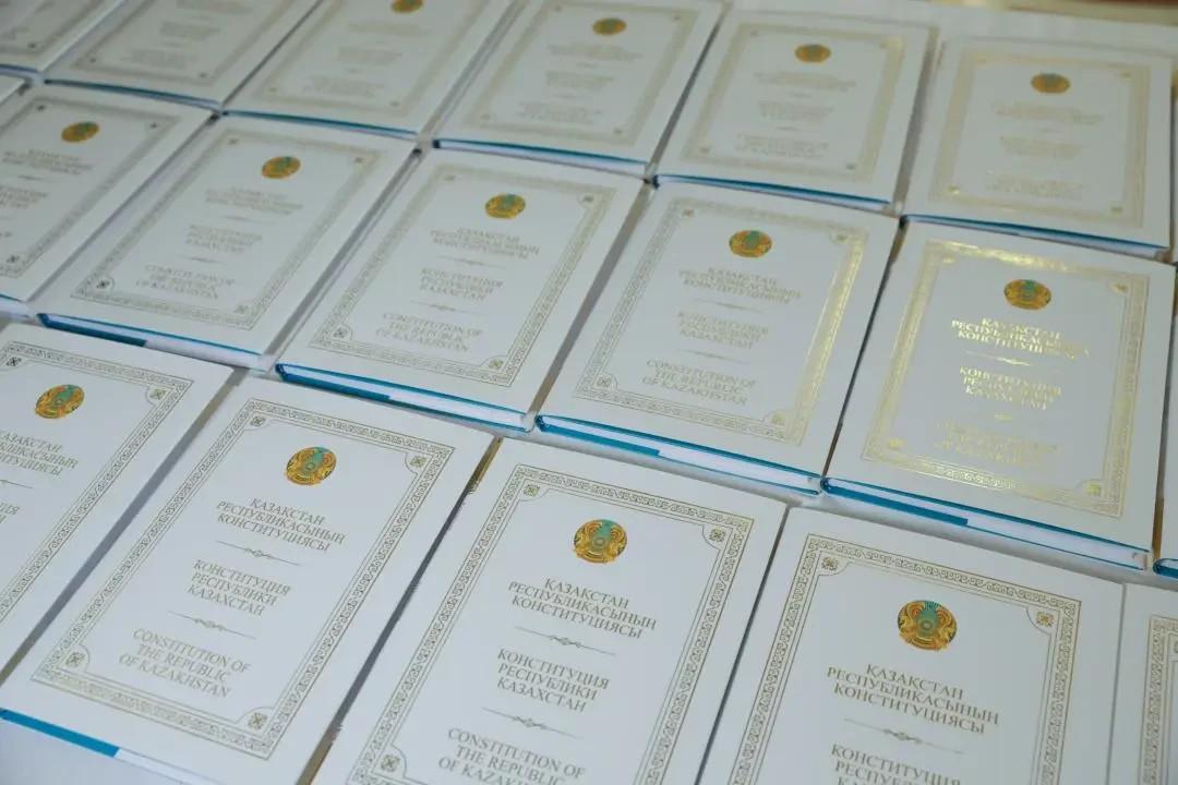 Деятели культуры и науки получили подарочное издание Конституции