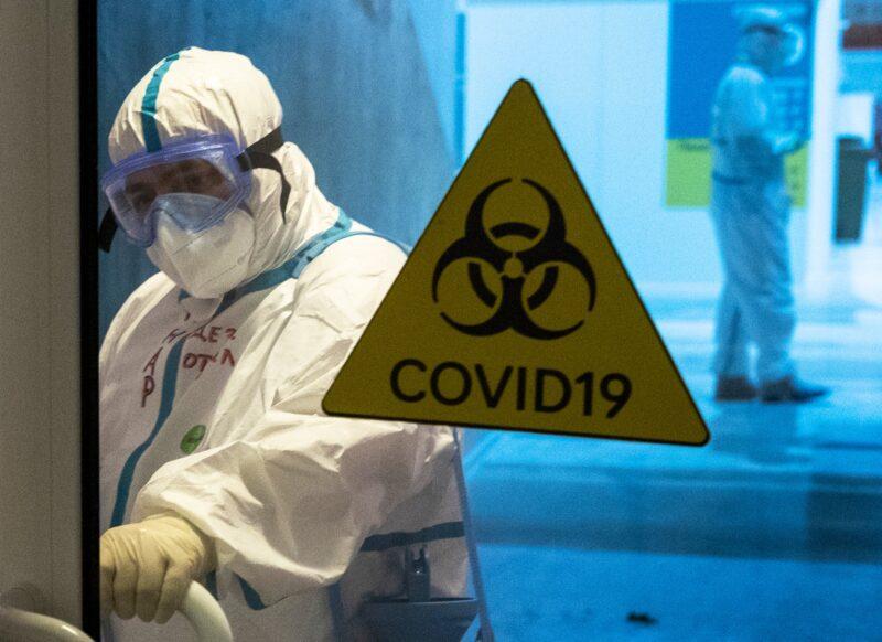 Рассекреченные документы в США усилили спор о происхождении COVID-19 1 Врач
