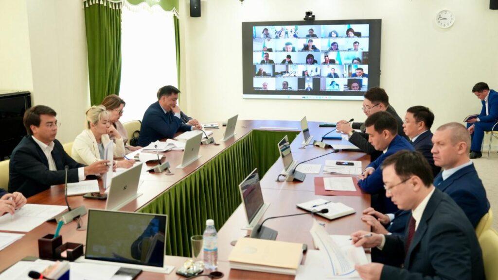 Минтруда усилит контроль за защитой прав казахстанцев за рубежом и рынком труда