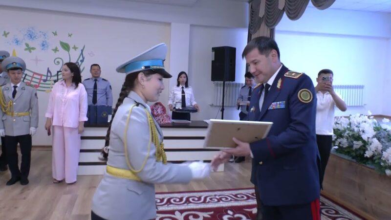 Первые выпускники полицейских классов «Жас сақшы» получили сертификаты и готовятся поступать в вузы МВД 1 Первые выпускники классов Жас сақшы получили сертификаты и выбрали путь служения закону