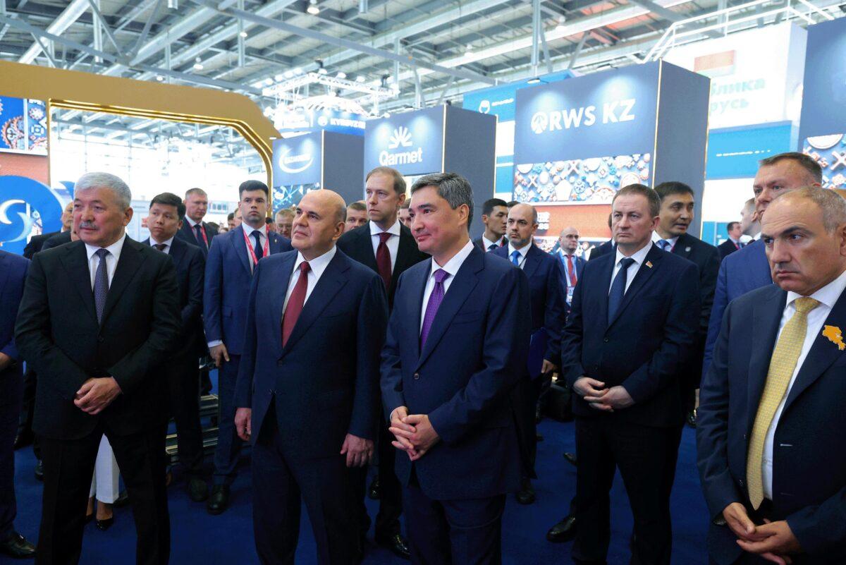 Премьер-министр РК Олжас Бектенов принял участие в работе сессии