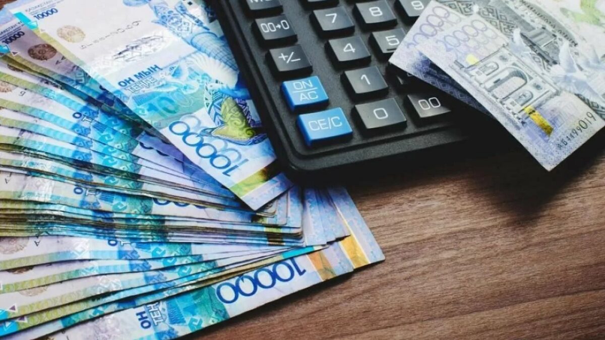 Кому в Казахстане готовы платить почти миллион тенге в месяц