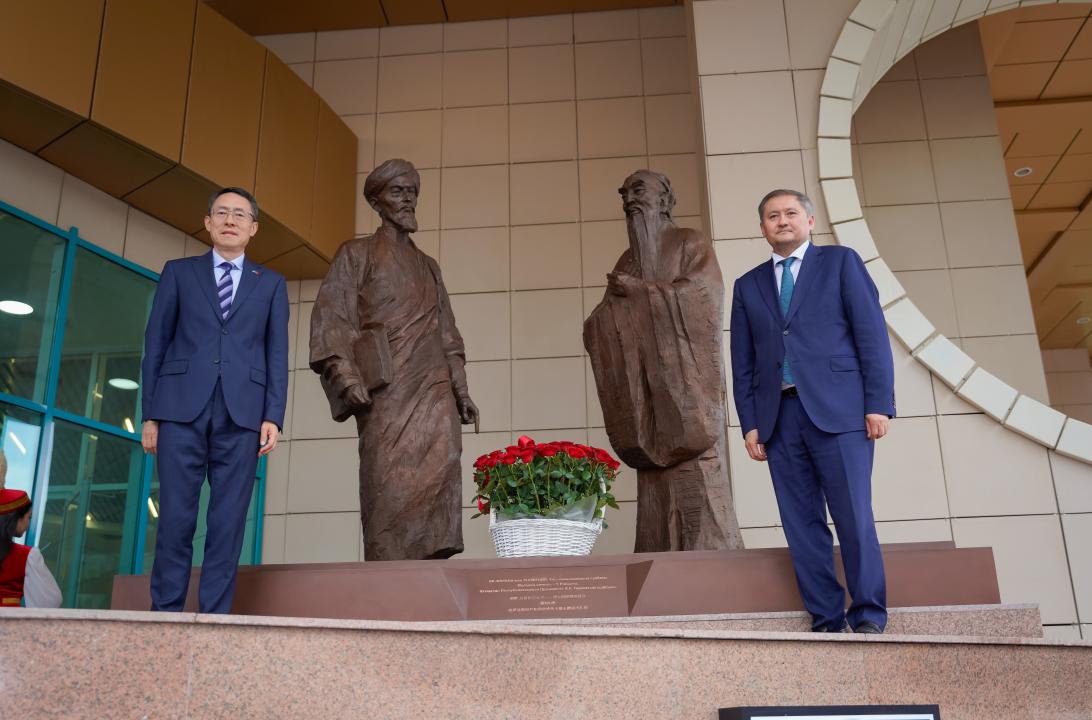 Аль-Фараби и Конфуций стали символом нового этапа образовательного сотрудничества Казахстана и Китая 1 Скульптуры
