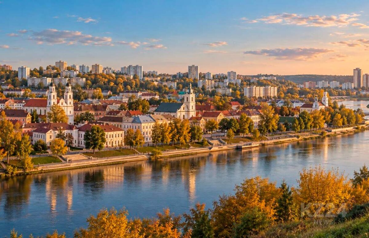 Города Беларуси: старая часть города на высоком берегу реки, за ней кварталы многоэтажек