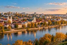 Города Беларуси: старая часть города на высоком берегу реки, за ней кварталы многоэтажек