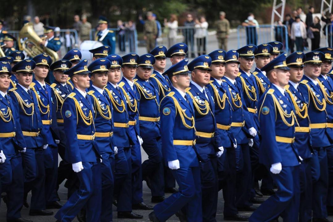 В Актобе 67 выпускников военного института стали офицерами