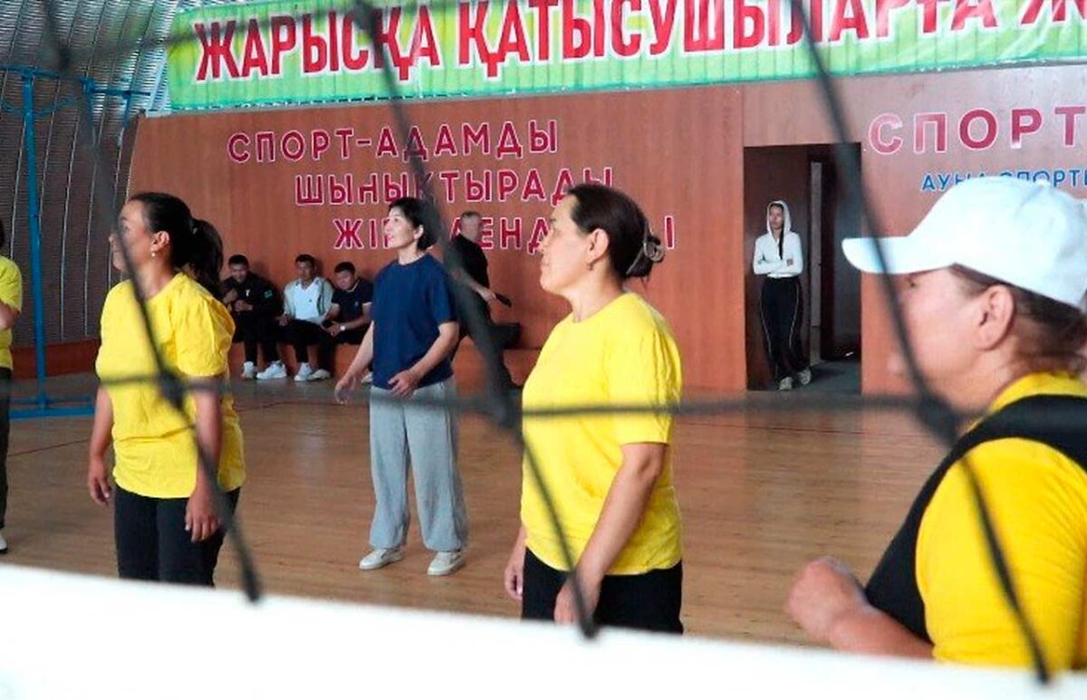В Кызыларае женщины разных возрастов объединились в волейбольную команду