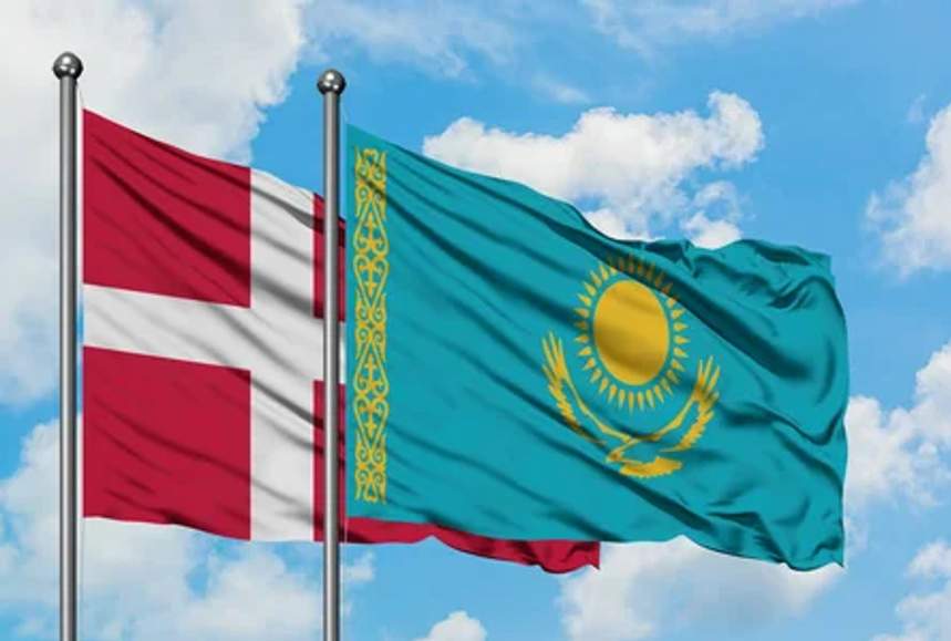 Флаги Дании и Казахстана