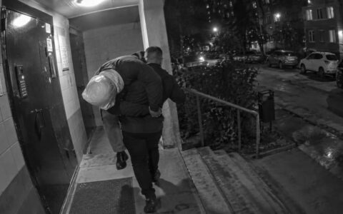 Мужчина с пакетом на голове